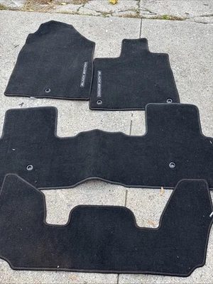 Alfombrillas negras Honda Pilot 2025 edición negra OEM nuevas OEM, LAS 3 FILAS Foto 1 de 2