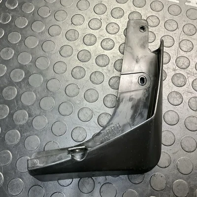 Protector contra salpicaduras de guardabarros trasero derecho Nissan Rogue 2014-2018 OEM Foto 1 de 4