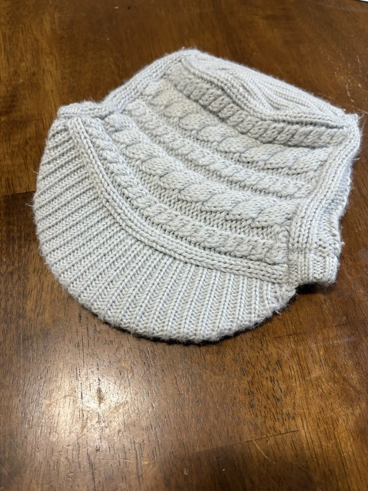 Chapéu infantil Ugg cinza malha com viseira tamanho 2-4 anos - Imagem 1 de 3