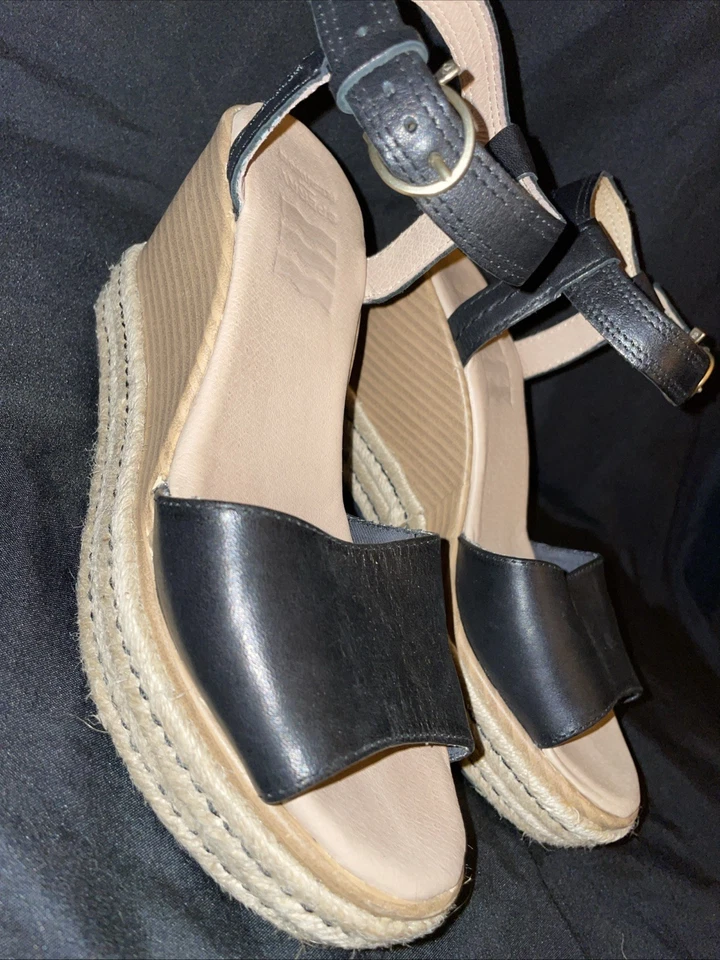 Sandalias de cuña para mujer Sperry Fairwater de felpa negras/beige. Foto 1 de 4