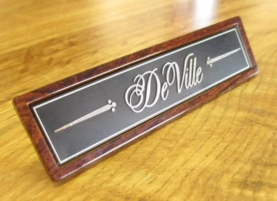 GLOVE BOX DOOR ORNAMENT 1987-93 CADILLAC DEVILLE NAME PLATE EMBLEM SCRIPT - Imagem 1 de 4