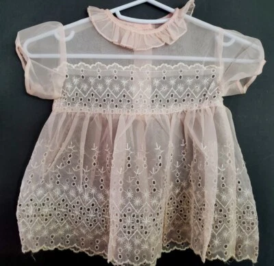Vestido de colección años 60 rosa pálido nailon ojales encaje muñeca bebé niño  Foto 1 de 4