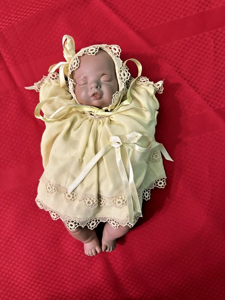 Muñeca bebé musical para dormir de porcelana y tela de colección artista de 10" muy rara Foto 1 de 4
