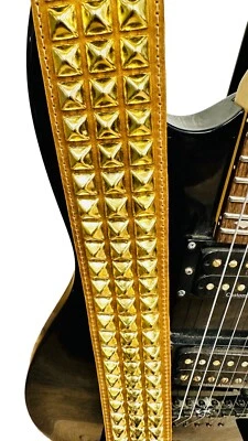 Correa de Guitarra Tachonada 3 Filas Oro Pirámide Tachonado Cuero Negro Genuino Hecha a Mano EE. UU. Foto 1 de 4