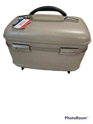 American Tourister Cosmetic Train Case Carry On with no keys - Image 1 of 4