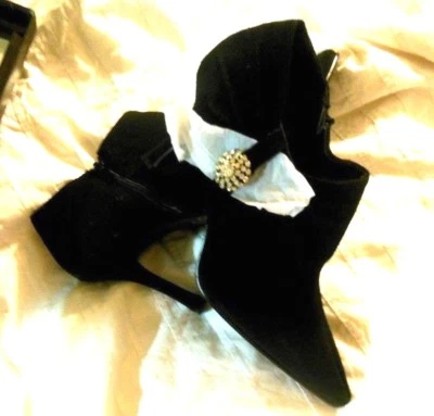 Hermosa bota de gamuza al tobillo negra talla 8 de Newport, tacón de 4" Foto 1 de 4