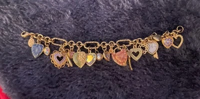 Pulsera Kirks Folly Oro “Corazones y Llaves” Dije. 7"" de largo. 19 dijes. Usado Foto 1 de 4