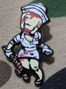 Mochila Silent Hill Marioneta Enfermera Esmalte Solapa Cordón Sombrero Prendedor Insignia Metal **** - Imagen 1 de 3