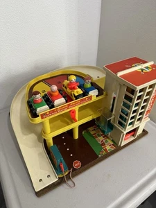 Garaje y coche de carreras Fisher Price Little People Play Family Action original de colección - Imagen 1 de 8
