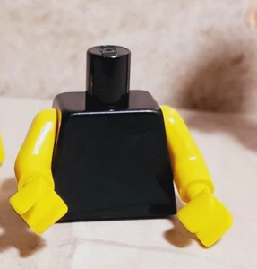 LEGO Canotta Smanicata Torso Standard Pelle Gialla Nera Tinta Unita Braccia Nude - Foto 1 di 1