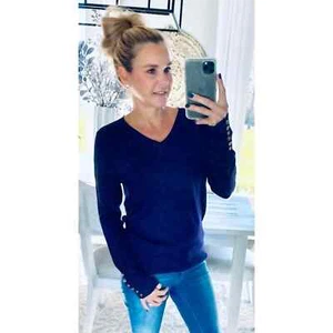 NEU MIT ETIKETT 2XL Boutique Langarm Lila V-Ausschnitt Pullover Gold Knopf Detail Ärmel - Bild 1 von 2
