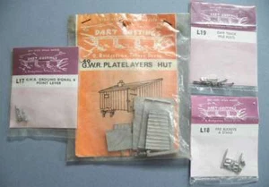 4 Dart Castings 4mm OO White Metal Platelayers Hut Fire Buckets Mile Posts etc - Picture 1 of 1