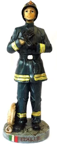 STATUETTE Sapeurs pompiers - ITALIE POMPIER AVEC LANCE RESINE 14.5 cm H N° 300 - Imagen 1 de 5