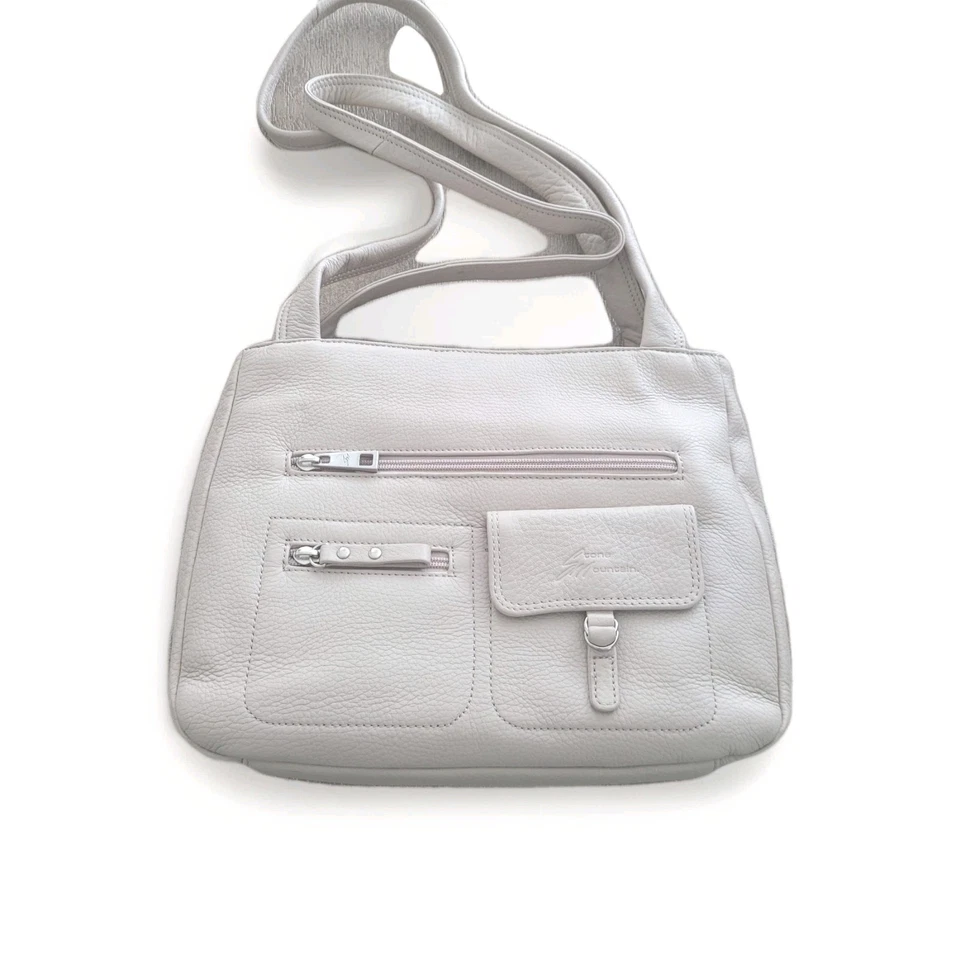 Nueva Cartera de Cuero Stone Mountain Beige Claro Utilidad III Bolsillos Precio de venta sugerido por el fabricante 130 USD Foto 1 de 4