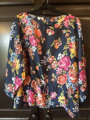 Blusa Chaps Feminina Azul Marinho Floral Decote de Barco Camponesa Flutuante Tamanho Grande Manga Dolman - Imagem 1 de 4