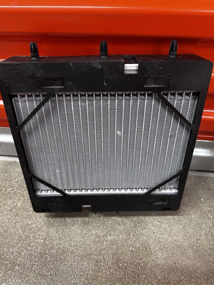 Radiador auxiliar BMW M2 CS Racing, lado derecho Foto 1 de 3