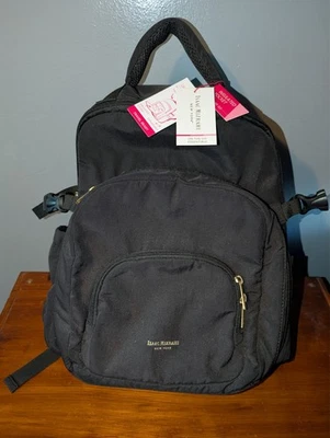 Рюкзак Isaac Mizrahi в черном держит чашку Стэнли на обоих наружных карманах - Изображение 1 из 4