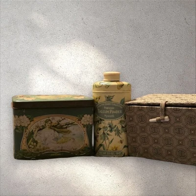 Trío de Talco Vintage: Tarro Cuticura, Lata Floral Verde, Caja Asiática Dorada Foto 1 de 4