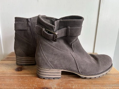 Женские замшевые сапоги Clarks модель Marana Amber на молнии сбоку 8 цвет коричневый с резиновой подошвой - Изображение 1 из 4