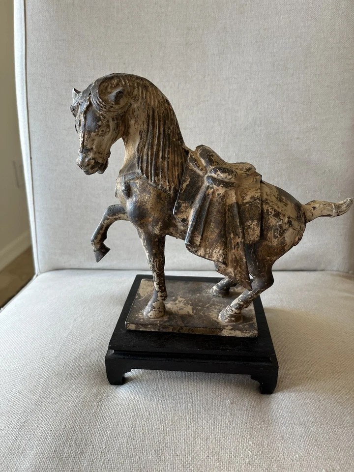 Escultura china vintage de caballo de guerra con silla de hierro de la dinastía Tang Foto 1 de 4
