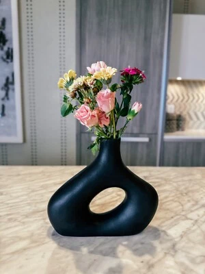 Jarrón de cerámica negro: jarrón de inspiración nórdica para arreglos florales elegantes Foto 1 de 3