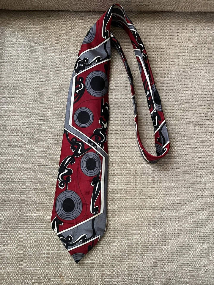 Guión: Corbata Martin Wong All Silk EE. UU. Rojo Negro Gris Diseño Geométrico Foto 1 de 4