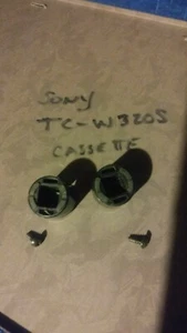 OEM Sony TC-W320 Cassette Deck Parte: PIES TRASERAS CON TORNILLOS PATAS USADAS - Imagen 1 de 1