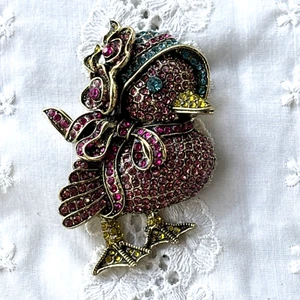 HEIDI DAUS Pavé Kristall Ostern Ente im Hut Brosche Anstecknadel - Bild 1 von 4