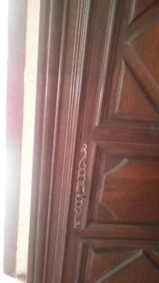 Homme debout, bonnetière XIXe en chêne sculpté - Photo 1/4