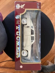 Road Legends 1948 TUCKER 1:18 auto pressofusa #92268 - avorio - porte apribili, cappuccio - Foto 1 di 6