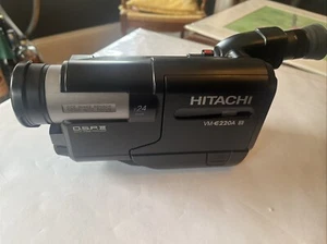 Hitachi VM-E220A 8mm Camcorder Video8 - AC Adapter And Bag - Picture 1 of 14