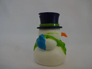 Weihnachtsdeko / Schneemann mit grünem Schal und Zylinder als Hut - Bild 1 von 1
