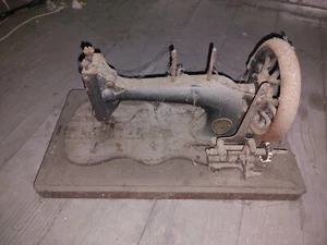 Ancienne machine a coudre fonte XIXe  machine antique - Photo 1/5