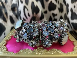 Betsey Johnson Bonjour Butterfly Light & Dark Blue Crystal AB Bow Pearl Bracelet - Imagen 1 de 5