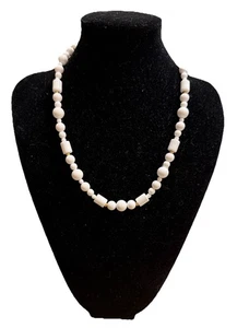 Collar Monet Cuentas Blancas Varias Formas Tono Dorado NOV25 - Imagen 1 de 5