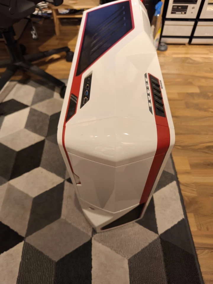 NZXT Phantom – Urvariante (Weiß/Rot) mit USB-3.0-Panel - Bild 1 von 4