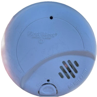 Alarma de humo cableada First Alert con batería de respaldo - blanca (9120B) Foto 1 de 2