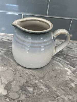 Jarra de gres Noritake pequeña brujo 8620 azul seguro para horno Foto 1 de 4