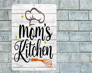 Mom's Kitchen Sign Aluminum Metal 8"x12" Kitchen Decor Plaque Chef Hat - Picture 1 of 1