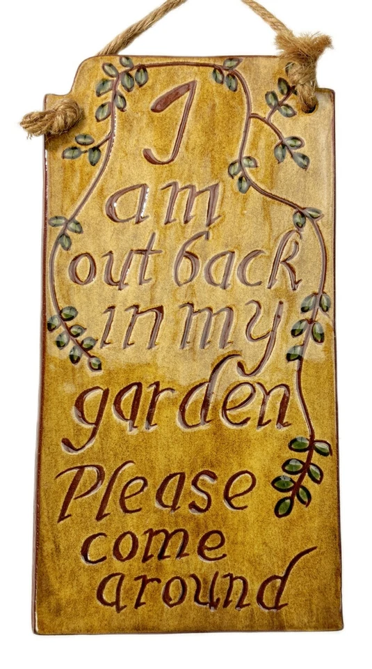 Estoy de vuelta en mi jardín Por favor ven alrededor placa de terracota azulejo Foto 1 de 4