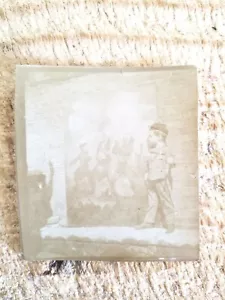 BAMBINO CHE RIEVOCA GUERRA CIVILE.FOTO VINTAGE 3,5" x 3,3"*Sp2 - Foto 1 di 4