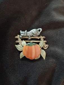 Zinnkatze auf einem Zaun in einer Emaille Kürbis Aufnäher Brosche - Bild 1 von 4
