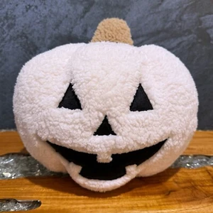 Target Hyde & EEK! Faux Lammfell Kürbis Halloween Dekokissen Elfenbein & Schwarz - Bild 1 von 7