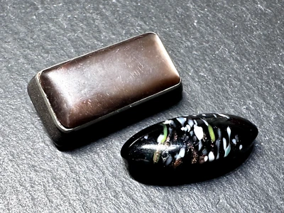 ¿DOS ANTIGÜEDADES? BOTONES DE VÁSTAGO: VIDRIO NEGRO OVALADO Y FREGONA RECTANGULAR METAL E190 Foto 1 de 4