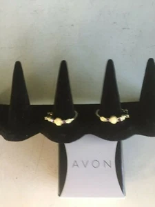 Avon Lavendelblütenblätter goldfarbene Ohrringe - Bild 1 von 1