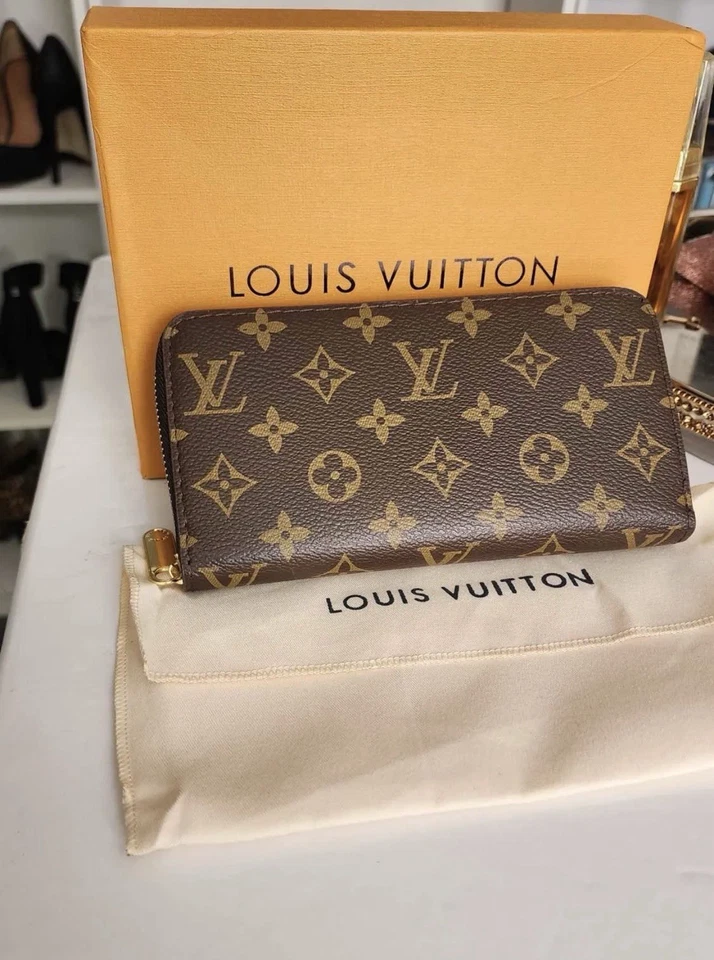Louis Vuitton Monogram Zippy Wallet Brown Canvas – Pre-Owned Excellent Condition - Image 1 of 3