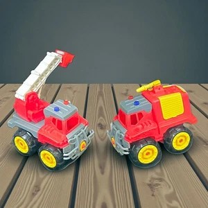 Interaktives 2-teiliges Feuerwehrauto Spielset ausziehbare Leiter Schlauchöffnung Türen - Bild 1 von 8