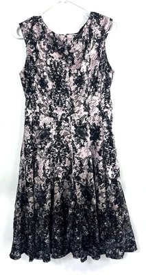 Mujer Gabby Skye Cuello Redondo Rosa Negro Floral Encaje Sin Mangas Cremallera Hasta la Rodilla Foto 1 de 4