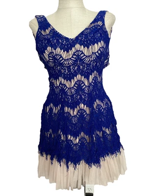 Vestido sem mangas B. DARLIN azul renda bege forro bainha babado comprimento do joelho tamanho. 1/2 - Imagem 1 de 4