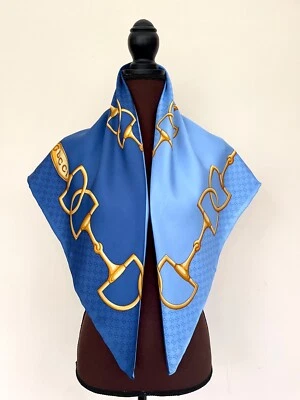 Bufanda Gucci con caja de regalo logotipo GG estampado de mordida de caballo doble envoltura de seda azul Foto 1 de 4